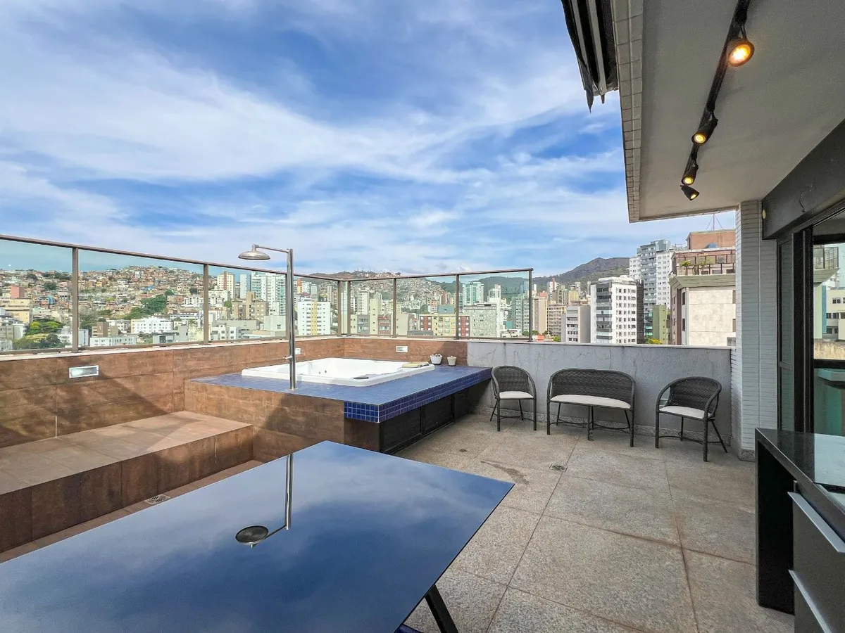 Terraço com hidromassagem da cobertura código 138 na Serra